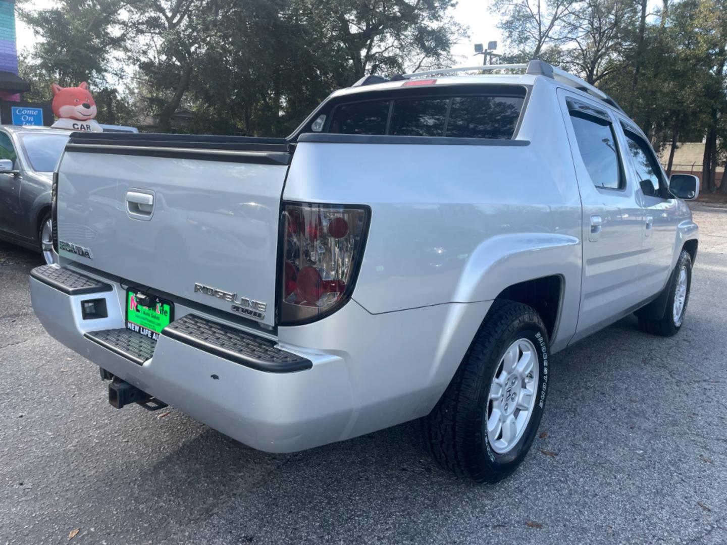 2007 SILVER HONDA RIDGELINE RTS (2HJYK16467H) with an 3.5L engine, Automatic transmission, located at 5103 Dorchester Rd., Charleston, SC, 29418-5607, (843) 767-1122, 36.245171, -115.228050 - Clean & Spacious Interior with 6-Disc CD/AUX/Sat, Dual Climate Control, Power Everything (windows, locks, seats, mirrors), All-weather Mats, Keyless Entry, Tow Package, Alloy Wheels. Clean CarFax (no accidents reported!) Local Trade-in!! 146k miles Located at New Life Auto Sales! 2023 WINNER for Po - Photo#6